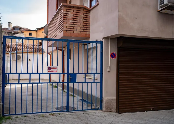 Center And Old Town Apartment